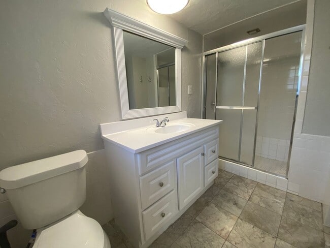 Building Photo - 3 bedroom 2.5 bath!