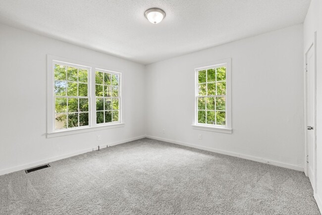 Building Photo - Spacious 4 Bedroom 2 Bath Home