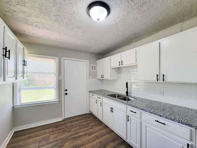 Building Photo - Welcome to this inviting single-family residence in the desirable South Park/Sunnyside area of Ho...