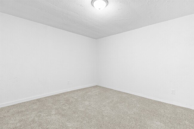 Building Photo - 16643 Lake Cir