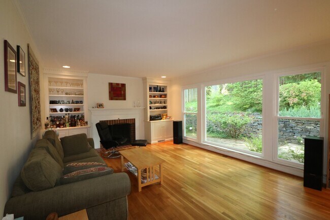 Building Photo - COMING SOON - 4Bed/2.5Bath Raised Rambler in Bannockburn near Glen Echo Park!