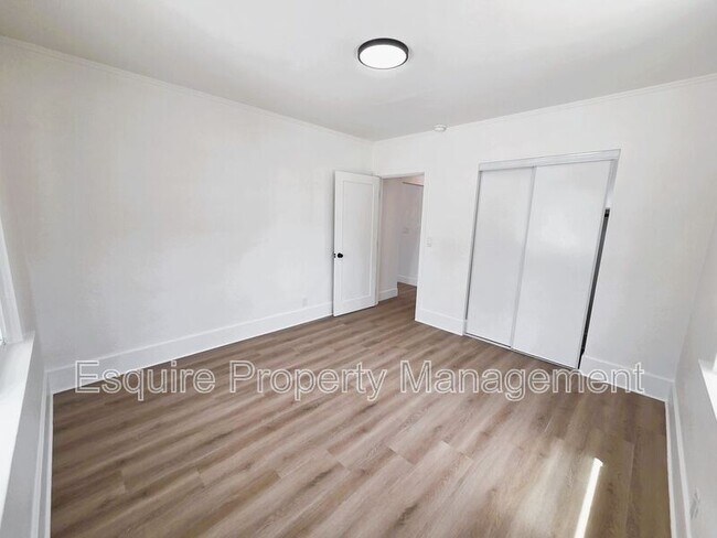 Building Photo - 514 S Seaward Ave