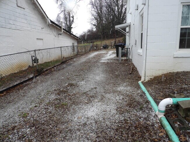 Building Photo - 307 Henry St