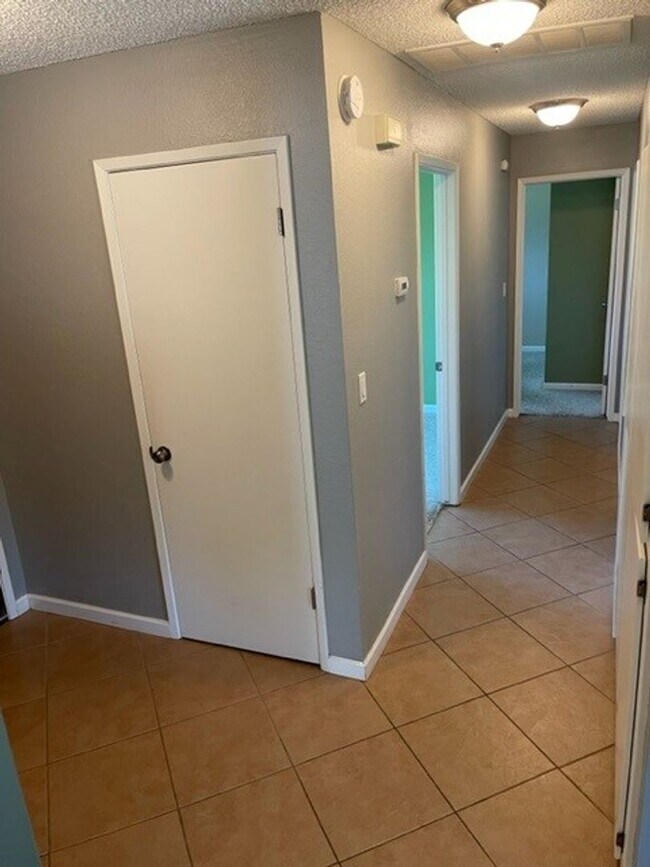 Building Photo - Roseville 3 bedroom