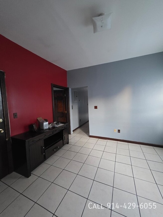 Building Photo - 104 Oak St