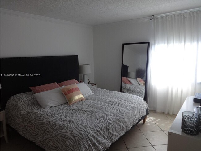 Building Photo - 3475 N Country Club Dr
