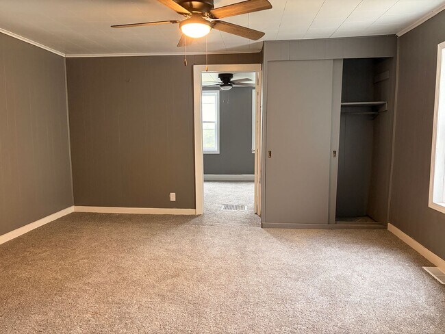 Building Photo - Spacious 2 Bedroom Iowa Home Available Now