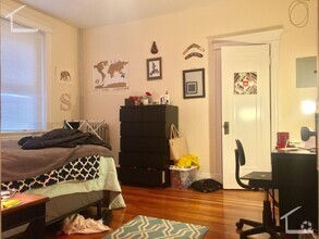 Building Photo - Large Fully Renovated Unit On Cleveland Ci...