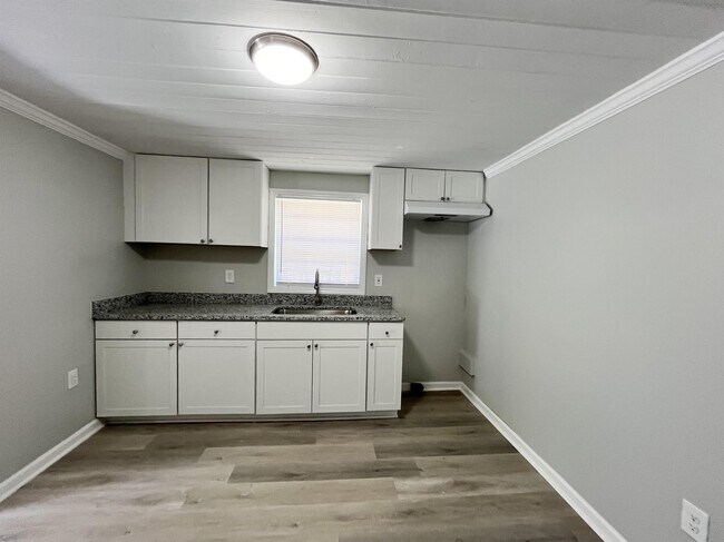 Building Photo - 871 W 11th St