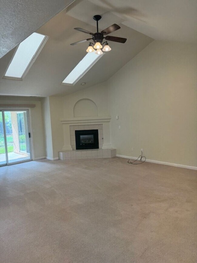 Building Photo - Home in Country Heights with Landscaping i...