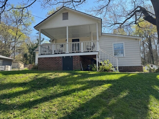 Building Photo - Adorable Garage Apartment Living in the Riverside Community