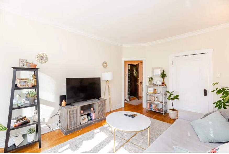 Building Photo - 823 W Wrightwood Ave