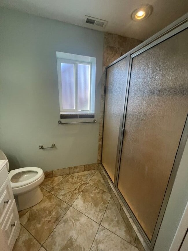 Building Photo - Your New Chapter Starts Here – 5 Bed, 2 Bath Syracuse Home + 2 Weeks Free!