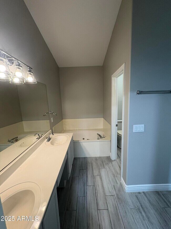 Building Photo - 6121 E Hermosa Vista Dr