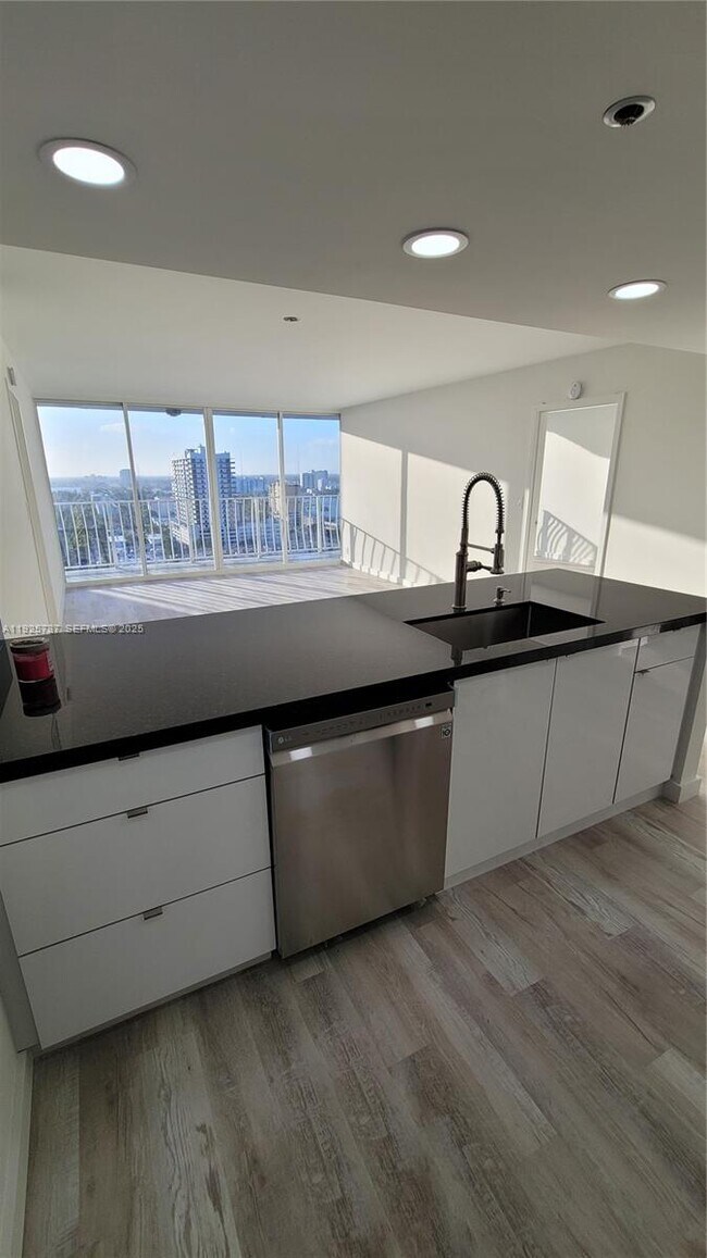 Building Photo - 7601 E Treasure Dr