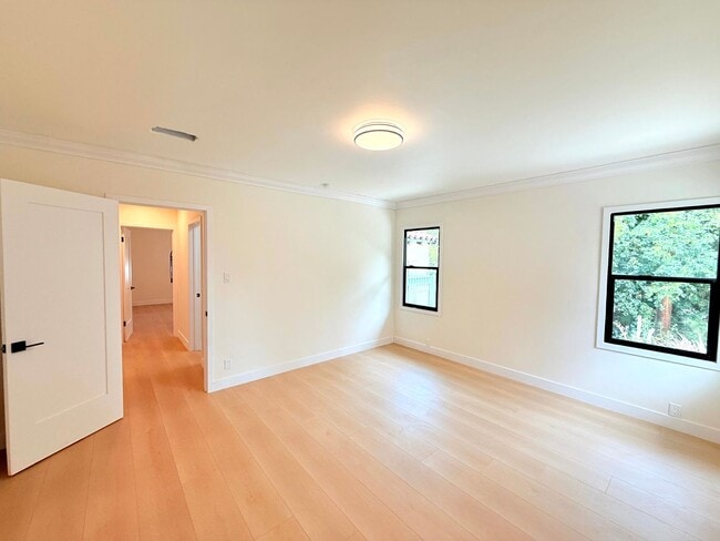 Building Photo - 6130 Whitsett Ave