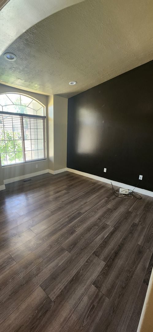 Building Photo - 4 Bedroom Salt Lake Home!