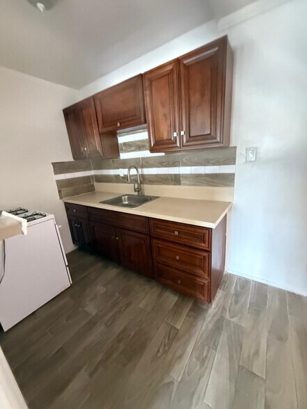 Building Photo - 1117 S Norton Ave