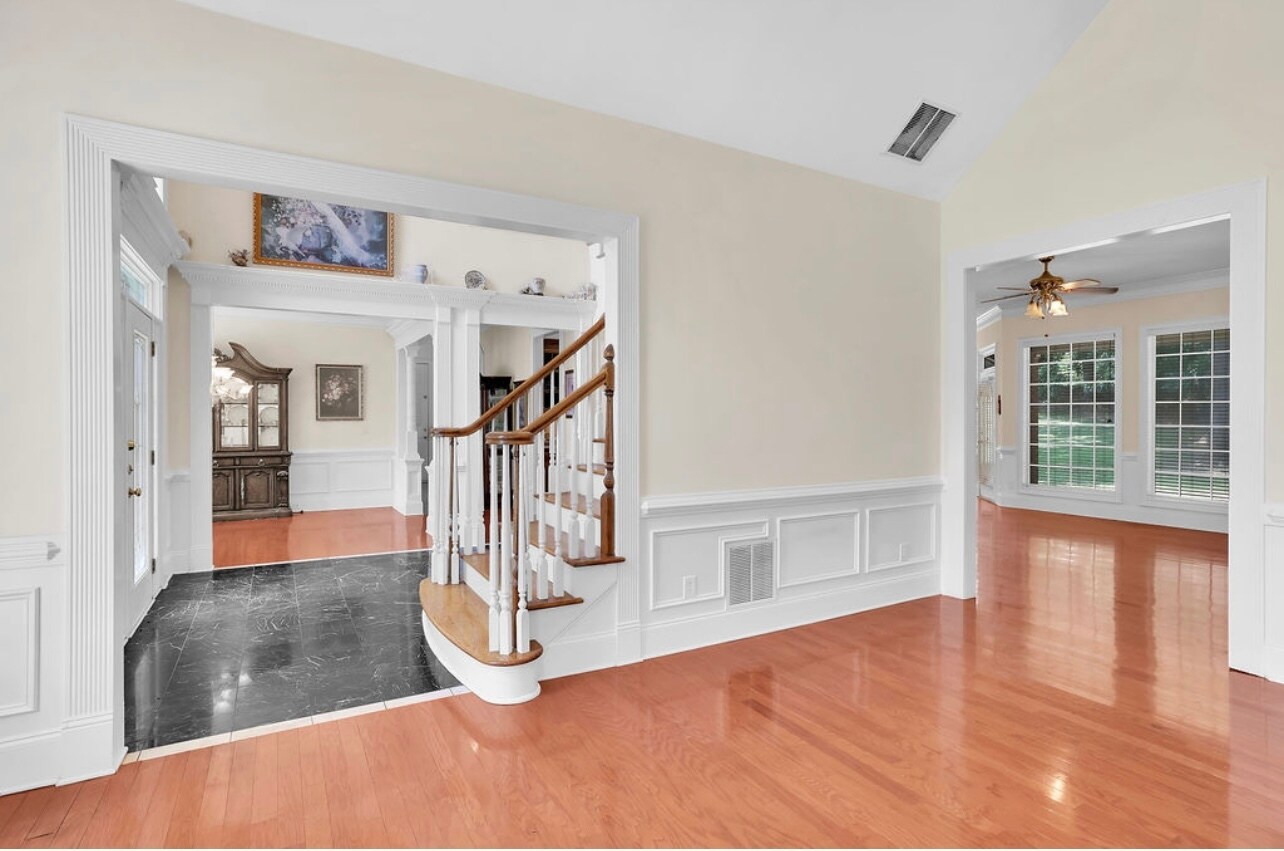 Building Photo - 8225 Seven Oaks Dr