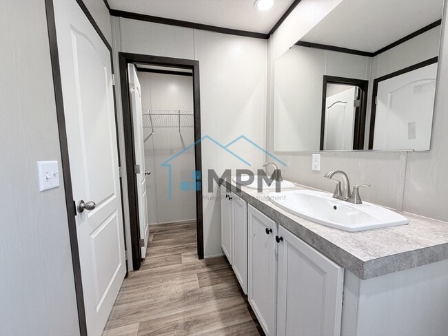 Building Photo - 136 Hillside Cir