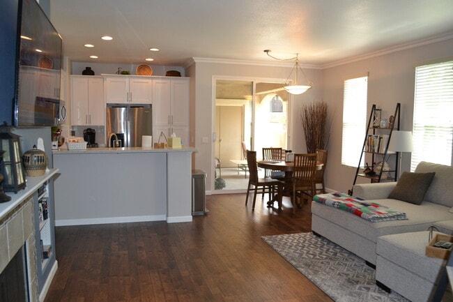 Building Photo - Elisa Ln