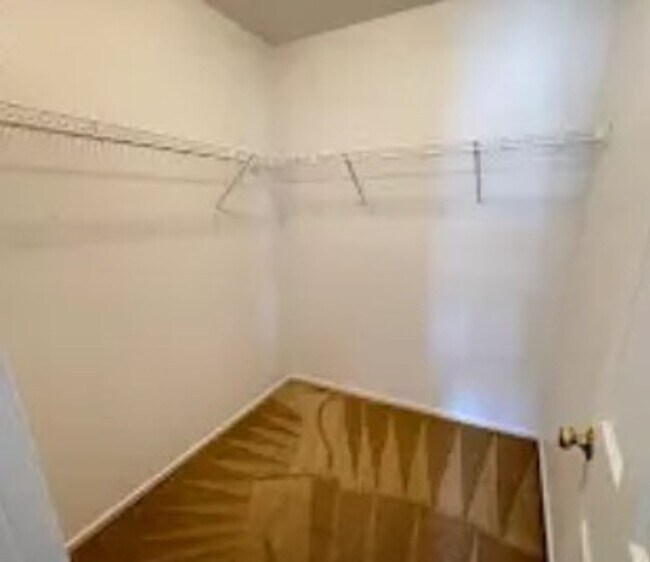 Building Photo - Beautiful 2 bedroom townhouse with garage
