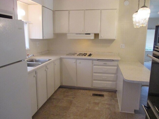 Building Photo - 848 S Lyon Ave