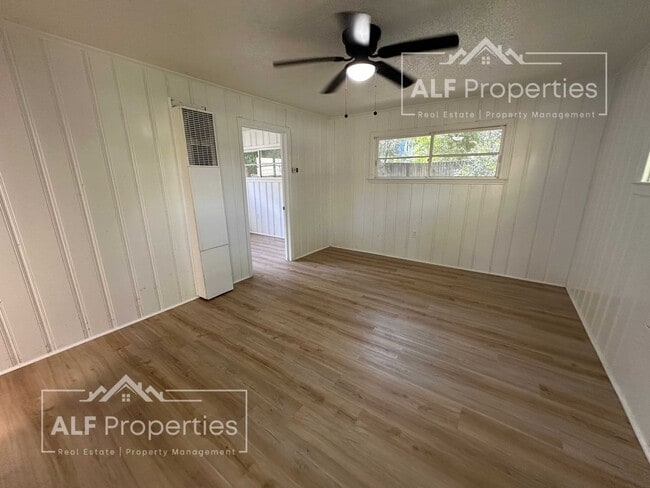 Building Photo - Newly Renovated 1 Bedroom Apartment – Walk...