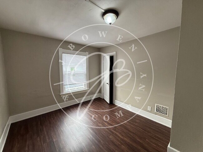 Building Photo - "Charming 3-Bed Home with 2 Full Baths - Spacious Living in South Toledo!"