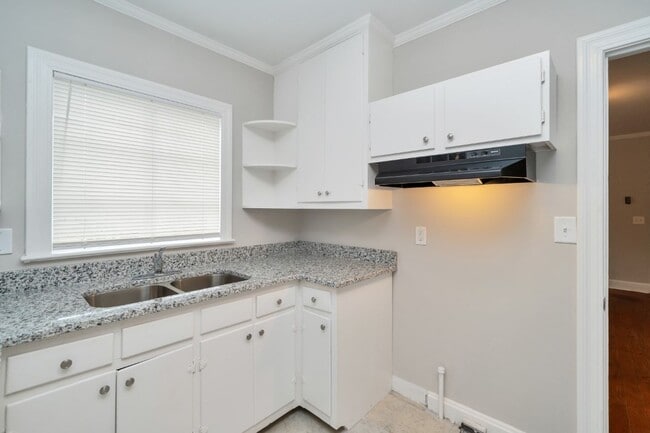 Building Photo - Beautifully Maintained 3/3 Home with Over ...