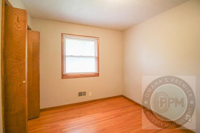 Building Photo - 3 Bedroom 1.5 Bathroom Home Located Minutes from Westroads Mall