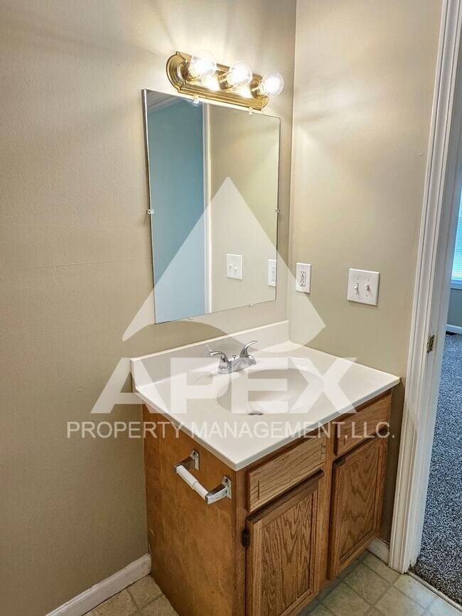 Building Photo - MOVE-IN SPECIAL!! NO RENT UNTIL APRIL! - 3 Bd | 2 Ba Top Floor Condo in West Knoxville!