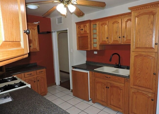 Building Photo - Spacious 3bed 2bath with Large Backyard!
