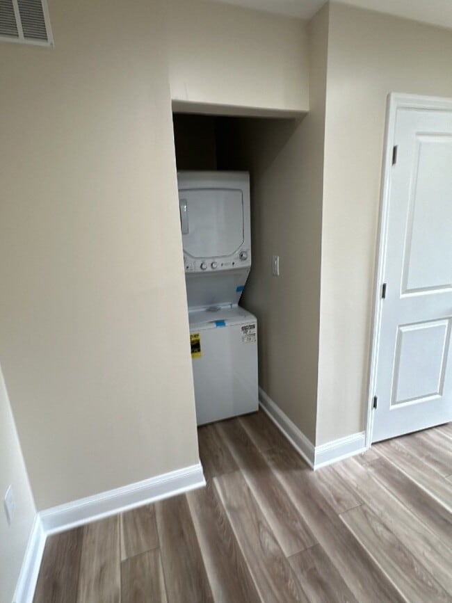 Building Photo - 408 Apple Dr