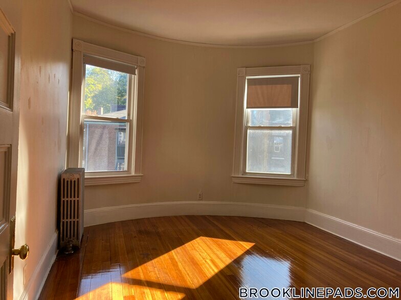 Building Photo - 1595 Beacon St