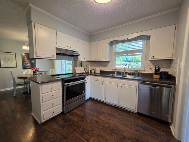 Building Photo - Sherwood Forest Gem | Spacious 3BR Home with Fenced Yard & Flex Room