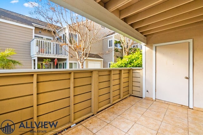 Building Photo - Remodeled 2 Bed, 2 Bath Condo with Ocean V...
