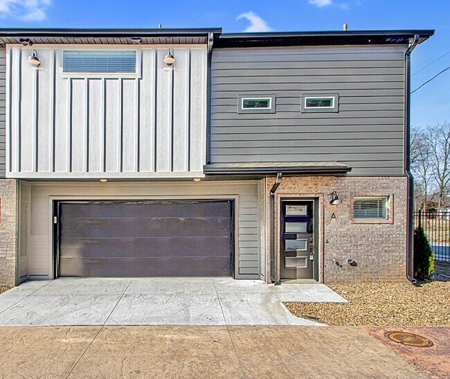 Primary Photo - 2 Bed 2 Bath 2 Car Garage Townhome in Rock...