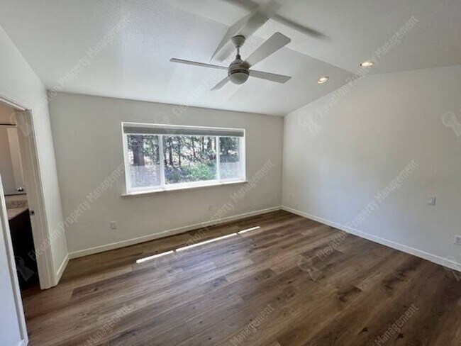 Building Photo - Beautifully updated 3 BR on west side of Bend