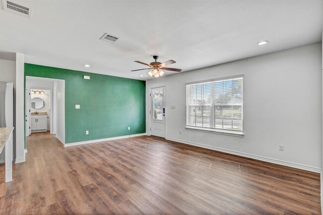 Building Photo - 610 Splitrock