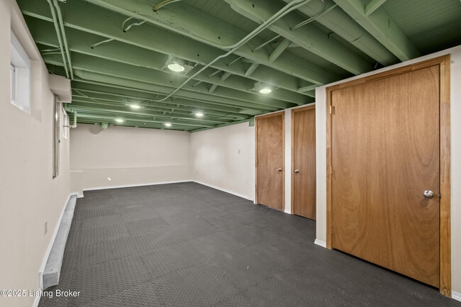 Building Photo - 260 Thompson Ave