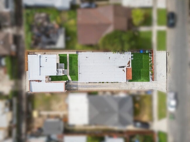 Building Photo - 1510 W 52nd St