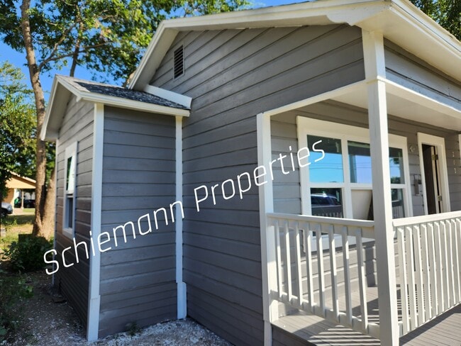 Building Photo - 202 N Getzendaner St