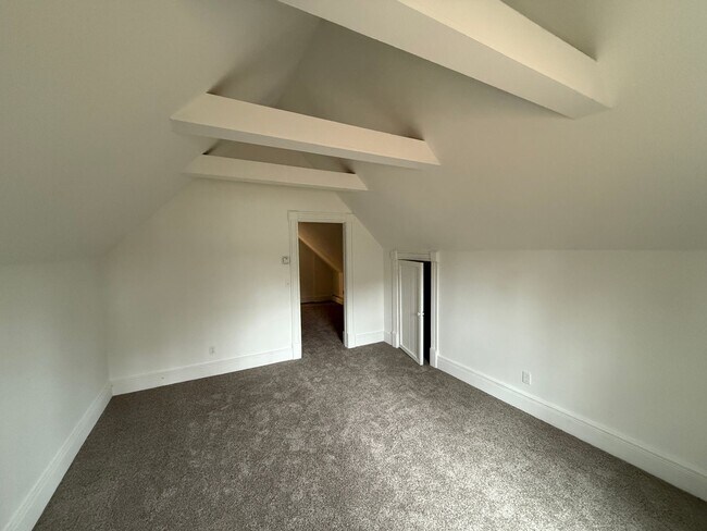 Building Photo - 17 N Maple St
