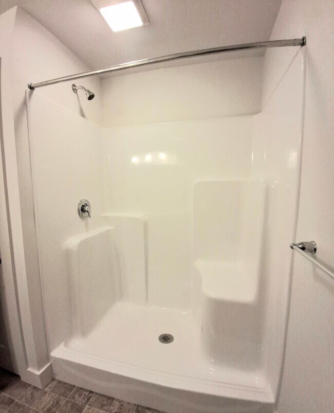 Building Photo - 3 Bedroom 2.5 Bathroom Available in Elizabethtown!