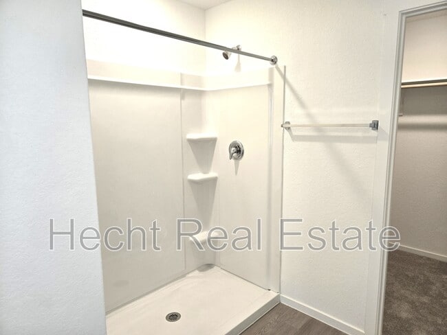 Building Photo - 968 Creek