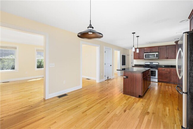 Building Photo - 20 Vanderbilt Ln