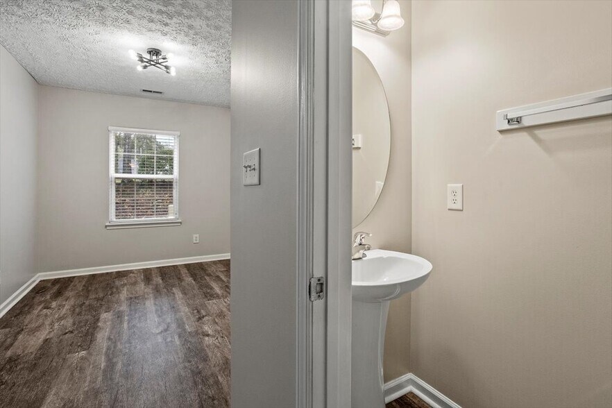 Building Photo - 446 Saint John Dr