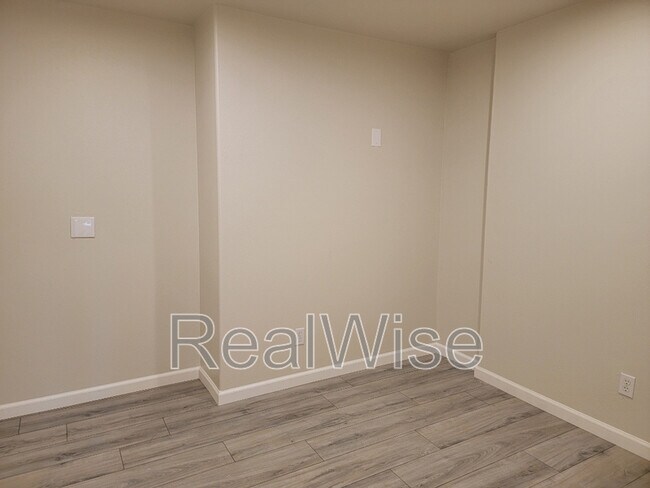 Building Photo - 344 W Selmar Ct