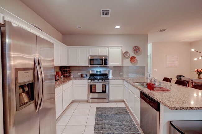 Building Photo - Warm & Spacious 3 Bed, 2 Bath Home with Fenced Backyard